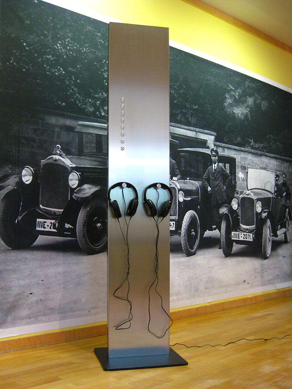 Stele in Autohaus