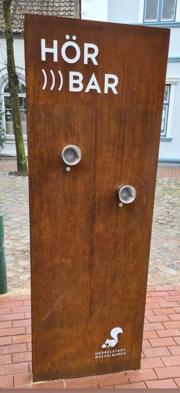 Freistehende Hörstele aus Cortenstahl