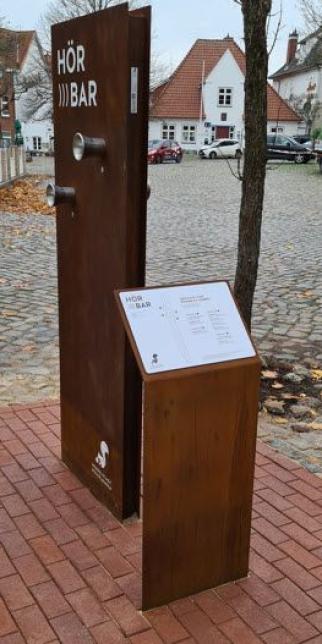 Audiostele HÖRBAR auf dem Marktplatz in Wesselburen