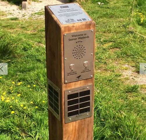 Hörstation solar in Holzoptik