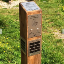 Hörstation solar in Holzoptik