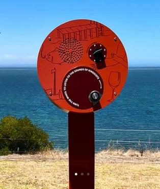 Wetterfeste Kurbelhörstation auf einem Pfahl Wetterfeste Kurbelhörstation auf einem Pfahl