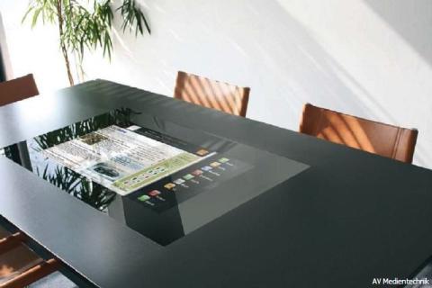 Multimediatisch aus Holz