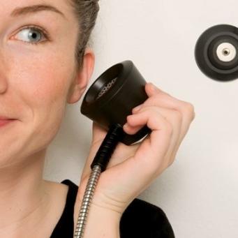 Frau hält USO EH80 in der Hand
