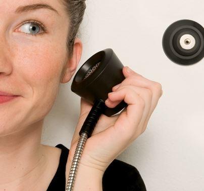 Frau hält USO EH80 in der Hand
